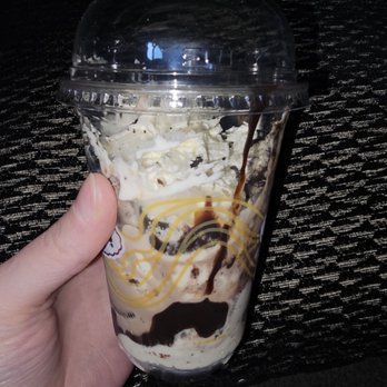 Häagen-Dazs - a hand holding a cup of ice cream - Ice Cream & Frozen Yogurt Near Me - Bayshore, New York