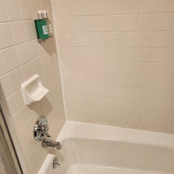 Coast Gateway Hotel - Very clean tub & shower combo - Hotels Near Me - SeaTac, Washington