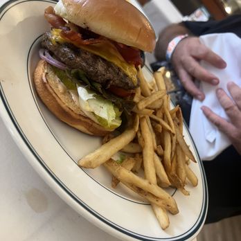 Daily Grill - American Near Me - Burbank, California