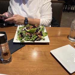 Bradley's Pub & Grille - Bradley's salad
