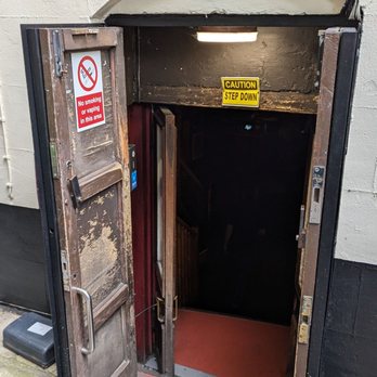 Gordon's Wine Bar - Entry way - Wine Bars Near Me - London, XGL