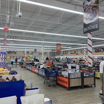 Lidl - A decent amount of space, but it still gets crowded with those shopping carts. - Grocery Near Me - East Meadow, New York