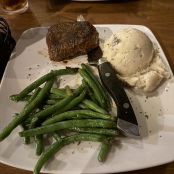 Ovation Bistro & Bar - 6OZ SIRLOIN, Garlic MASHED POTATOES, GREEN BEANS - American Near Me - Davenport, Florida Ovation Bistro & Bar - 6OZ SIRLOIN, Garlic MASHED POTATOES, GREEN BEANS - American Near Me - Davenport, Florida
