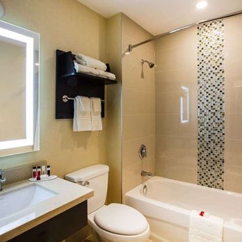 Ramada by Wyndham Jacksons Point - Guest room bath - Hotels Near Me - Jacksons Point, Ontario Ramada by Wyndham Jacksons Point - Guest room bath - Hotels Near Me - Jacksons Point, Ontario