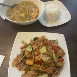 flat noodle with tofu and curry