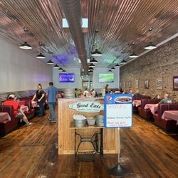 Oak and Alley Smokehouse - Dining area