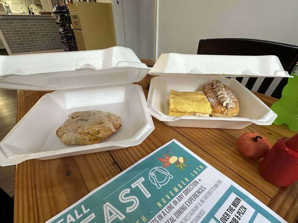 J’s Dog House Logo