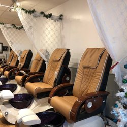 Happy Nails - Nice Pedicure set up. Beautiful & Elegant. Very comfort and Relaxation.