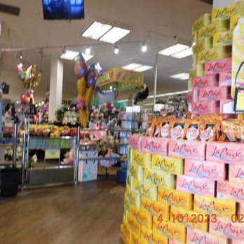 Ralphs Fresh Fare - Ralphs fare store had the store well decorated and the welcome to the summer with the new drinks and the balloons for the parties. - Grocery Near Me - La Jolla, California