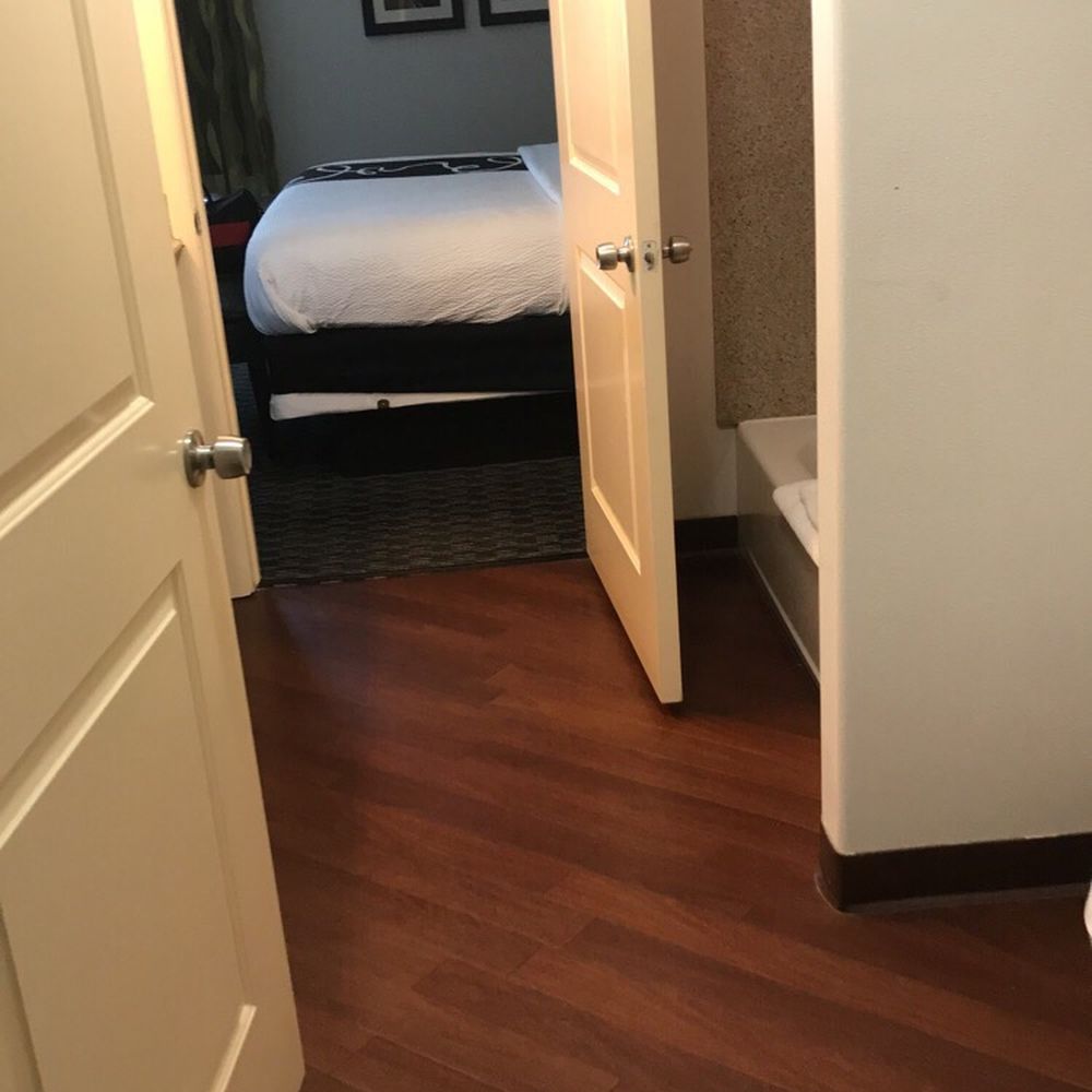 La Quinta by Wyndham Austin - Cedar Park - Bathroom connecting the 2 bedroom king suite. - Hotels Near Me - Cedar Park, Texas