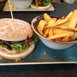 Hans im Glück - Wilder Westen Burger mit Heumilchläse, Grillsoße und Röstzwiebeln, ca. 8,80€. Dazu (reguläre) Pommes