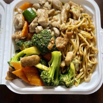King Eggroll - Combo plate. Chow Mien, broccoli beef and mushroom chicken. - Vietnamese Near Me - San Jose, California King Eggroll - Combo plate. Chow Mien, broccoli beef and mushroom chicken. - Vietnamese Near Me - San Jose, California