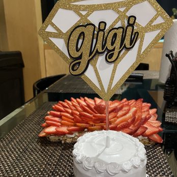 Piononos - Pavlova and 4 person cake - Desserts Near Me - Key Biscayne, Florida Piononos - Pavlova and 4 person cake - Desserts Near Me - Key Biscayne, Florida