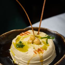 Beytna - Hummus: crema de garbanzo con tahini y aceite de oliva virgen extra en restaurante Libanés