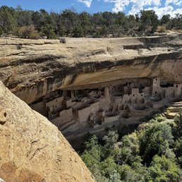 The pueblos housed about 150 indigenous people and had about 150 rooms The pueblos housed about 150 indigenous people and had about 150 rooms