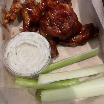Over Under Public House - Barbecue wings were really good - New American Near Me - Burbank, California