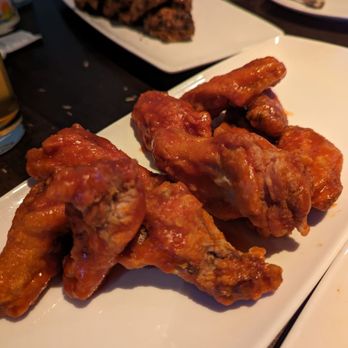 Clarkson Pump & Patio - Medium wings - Bars Near Me - Mississauga, Ontario