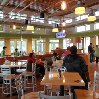 PDQ Chicken - dinning area - Sandwiches Near Me - Oakland Park, Florida