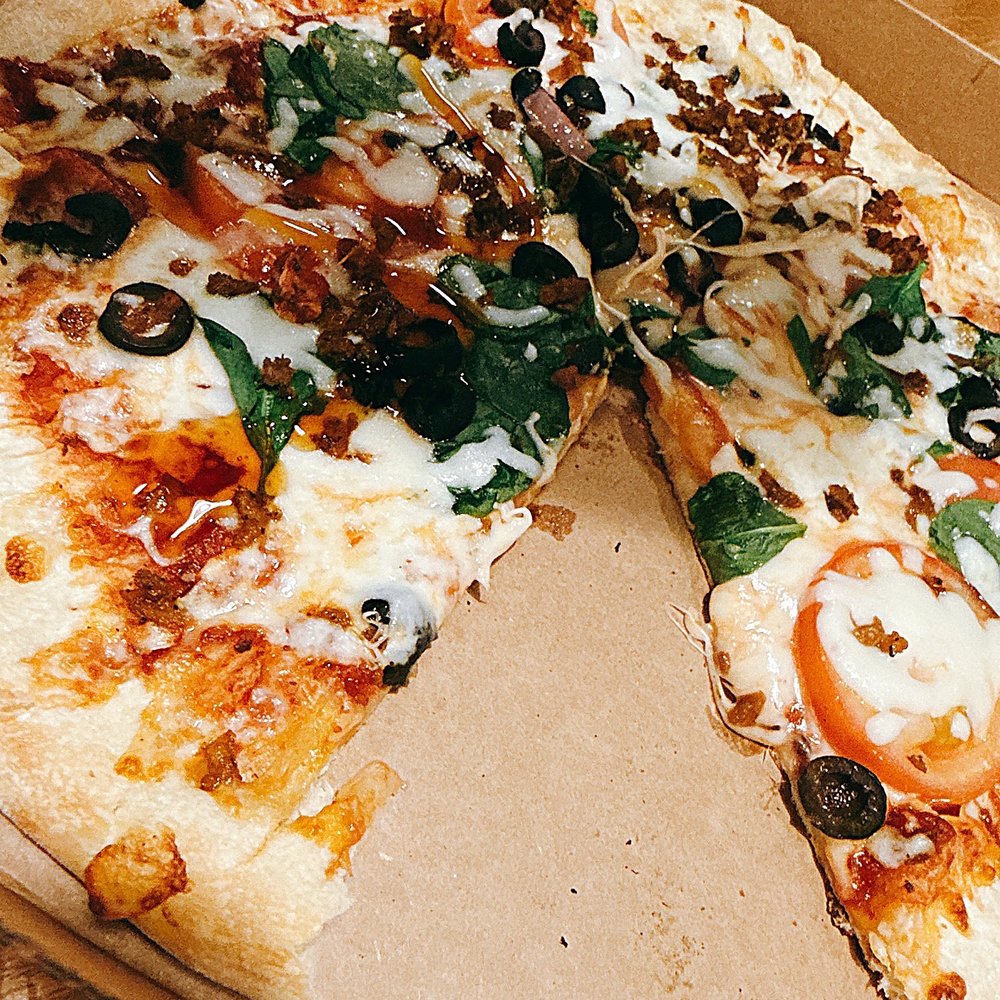 VEGGIE PIZZA WITH VEGAN BEEF VEGGIE PIZZA WITH VEGAN BEEF