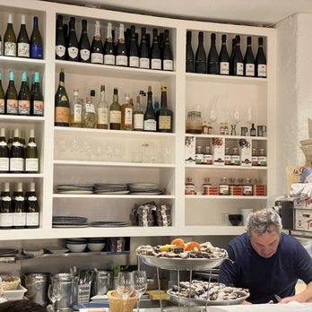 Huitrerie Régis - One man operation - Seafood Near Me - Paris, 75 Huitrerie Régis - One man operation - Seafood Near Me - Paris, 75