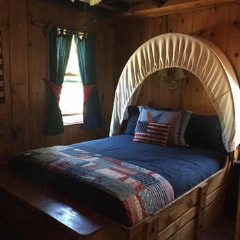 Arrowhead Pine Rose Cabins - Bedroom, comfy bed - Venues & Event Spaces Near Me - Twin Peaks, California Arrowhead Pine Rose Cabins - Bedroom, comfy bed - Venues & Event Spaces Near Me - Twin Peaks, California