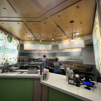 B Smooth - Order counter and Prep area. - Juice Bars & Smoothies Near Me - Chicago, Illinois