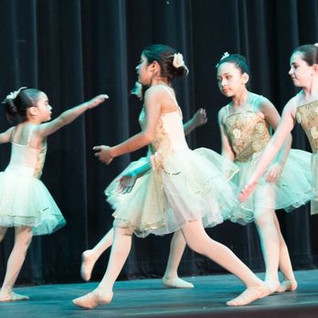 Baila Conmigo Dance With Me - Ballet III students perform Summer Storm in the Spring Recital Photo: Joel Gonzalez @weourstory - Performing Arts Near Me - Berwyn, Illinois Baila Conmigo Dance With Me - Ballet III students perform Summer Storm in the Spring Recital Photo: Joel Gonzalez @weourstory - Performing Arts Near Me - Berwyn, Illinois