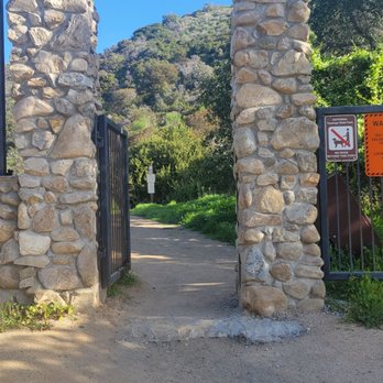 Los Leones Canyon - Entrance - Hiking Near Me - Pacific Palisades, California Los Leones Canyon - Entrance - Hiking Near Me - Pacific Palisades, California