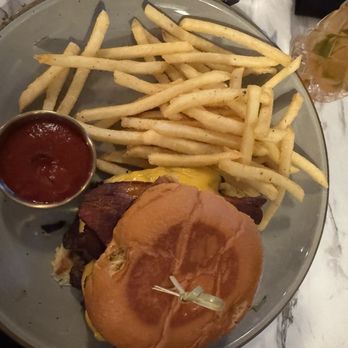 Tavern On Main - New American Near Me - Springfield, Oregon