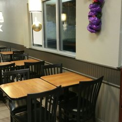 Mrs Winner's Chicken & Biscuits - Dinning area