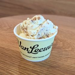 Van Leeuwen Ice Cream - Boulder - Praline Butter Cake & Honeycomb | Instagram: @telephonesmoothie