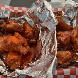 Pops cafe - Pop's Sauce wings on left; Spicy Peach BBQ wings on right