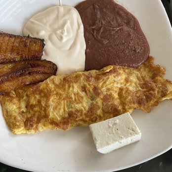 El Carbonero Restaurant - Omelette, crème, beans and plantains. - Mexican Near Me - Houston, Texas El Carbonero Restaurant - Omelette, crème, beans and plantains. - Mexican Near Me - Houston, Texas