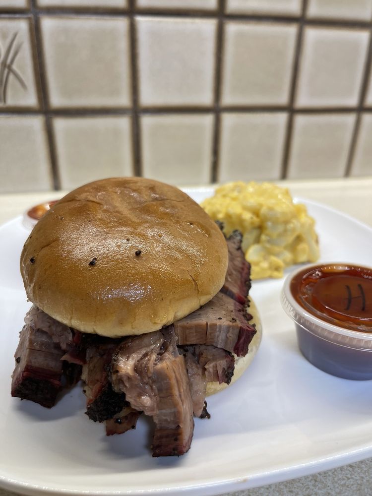Luke's BBQ Logo
