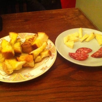 Melabevo - Stuzzichini serviti con l'aperitivo. Ottimi! - Wine Bars Near Me - Milan, Michigan