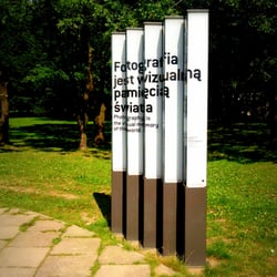 Ścieżka Kapuścińskiego - Słupki z fotografiami pisarza