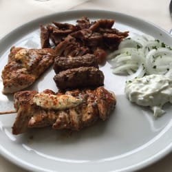 Grillrestaurant Sportpark - Spotparkplatte, Pommes sind auf separatem Teller ;-)