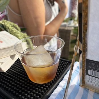 Pretty & Pour Mobile Bar - Bartenders Near Me Pretty & Pour Mobile Bar - Bartenders Near Me