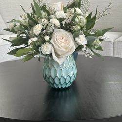 I am obsessed with Old Bluffton Flowers and Gifts! Another gorgeous arrangement.
