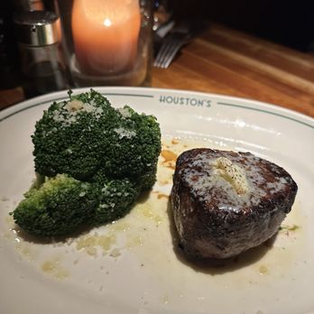 Houston's Restaurant - Filet minion w broccoli - New American Near Me - Irvine, California Houston's Restaurant - Filet minion w broccoli - New American Near Me - Irvine, California