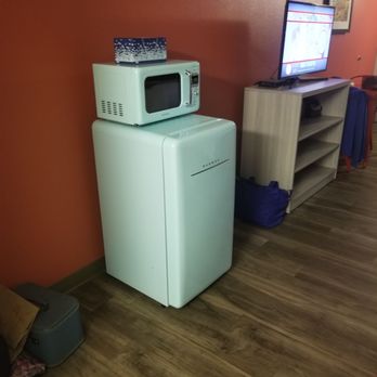 Expedition Lodge - Retro style fridge and microwave. - Hotels Near Me - Moab, Utah