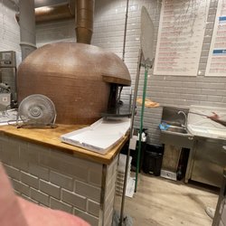 Pizzeria Da Nanni - Cooking the pizzas!