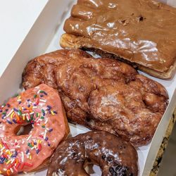 Strawberry with Sprinkles/Blueberry Spudnuts, Apple Fritter, Maple Bearclaw | Instagram: @telephonesmoothie