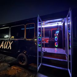 Aux Rideshare - From Dallas Nights to Austin Lights - AUX Party Bus Got You Covered!
Serving Dallas, Houston, Austin & Oklahoma with group rides.