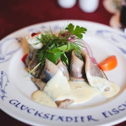 Der Kleine Heinrich - "Matjes-Variation" - Aalrauchmatjes mit Sahnemeerrettich, Rotweinmatjes mit Zwiebelringen, Glückstädter Matjesfilet mit Honig-Dill-Senfsoße
