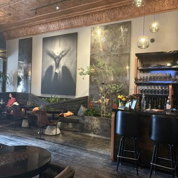 Serial Wines - Indoor decoration - Wineries Near Me - Paso Robles, California Serial Wines - Indoor decoration - Wineries Near Me - Paso Robles, California