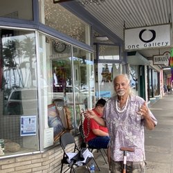 Akaka Falls Trading Post - Uncle and owner.
