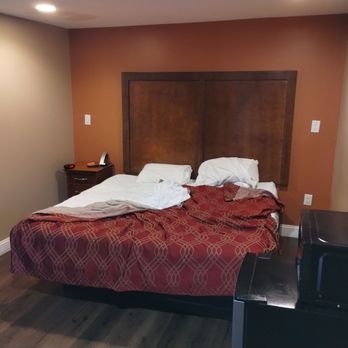 Econo Lodge - Small hotel room in the history of hotels. - Hotels Near Me - Newton, New Jersey Econo Lodge - Small hotel room in the history of hotels. - Hotels Near Me - Newton, New Jersey