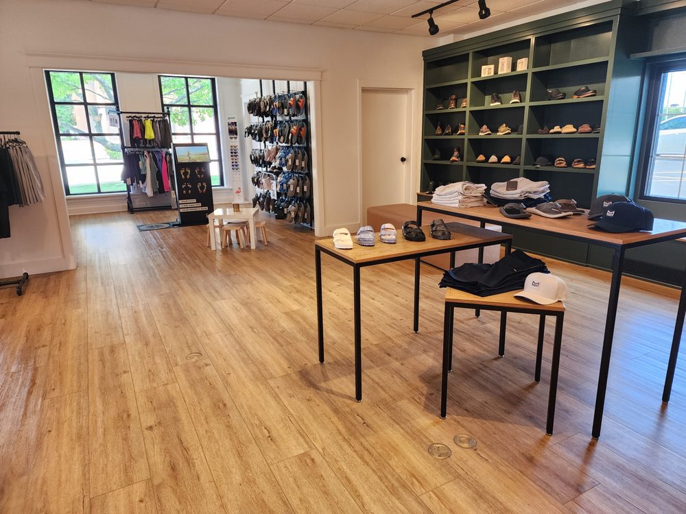 RUNAROUND RUNNING & LIFESTYLE CO. Updated July 2024 303 S Main St