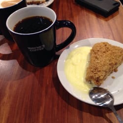 Wayne's Coffee - Small brewed coffee (26 SEK), apple pie (38 SEK)